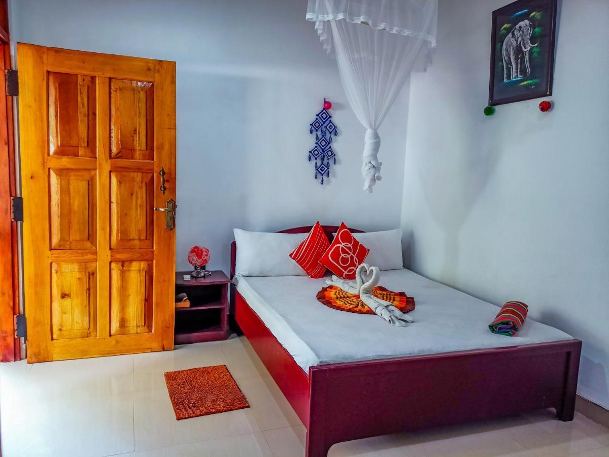 Sigiri Tarushan Home Stay Szigirija Kültér fotó